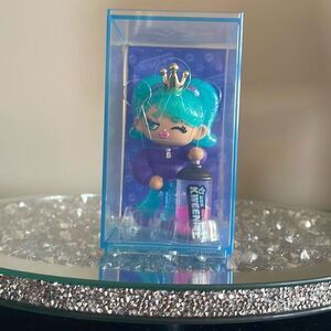 Xox kweenie fearless kweens mystery series kween of art spray can collectible